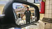 Gasolineria en México, despachador atendiendo. Foto: Rashide Frias/Cuartoscuro. 