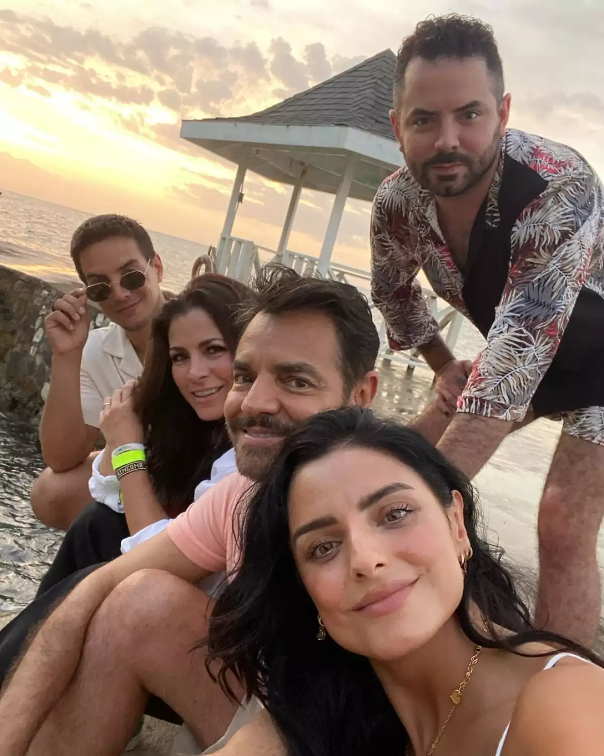 aislinn-derbez-familia