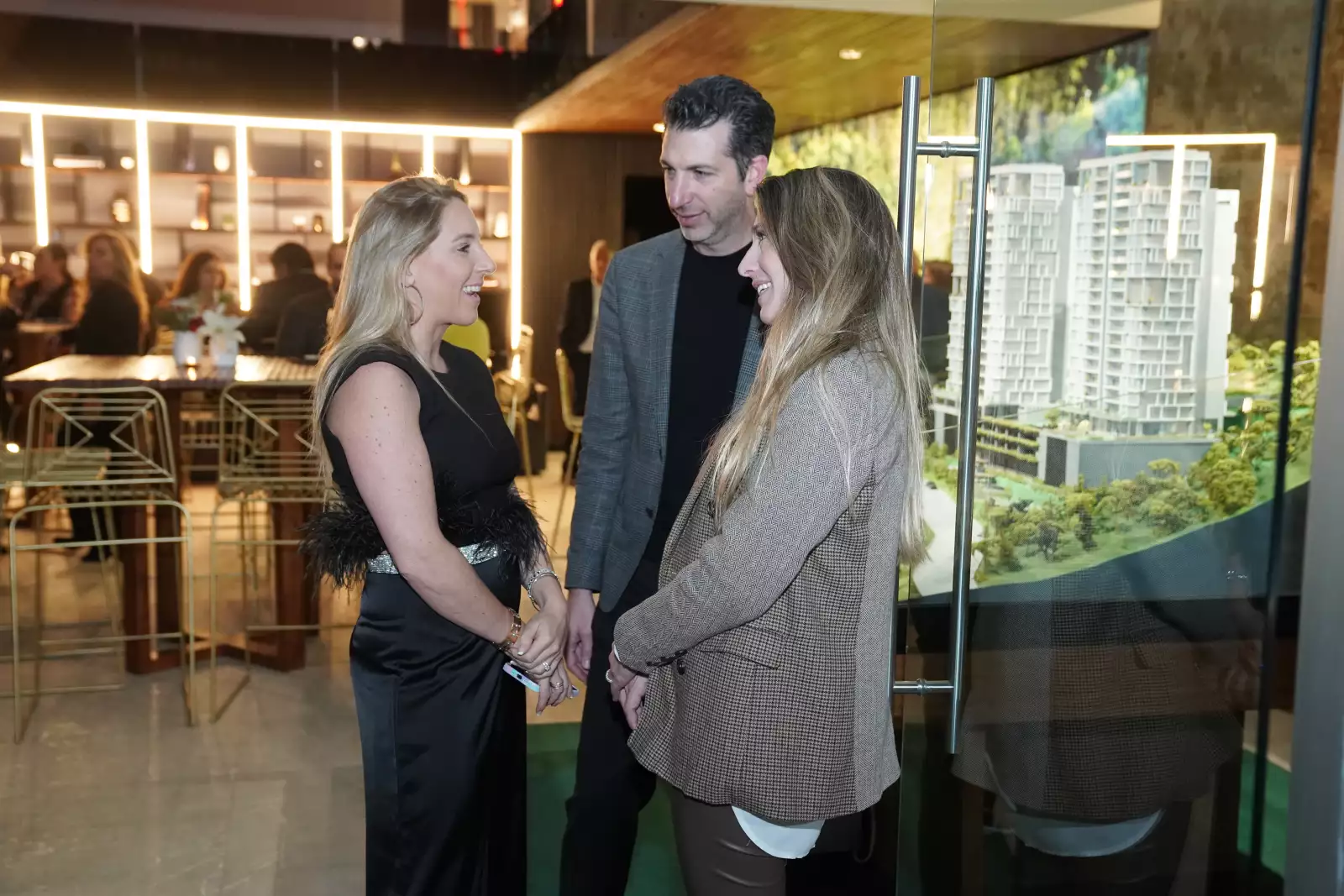 Sharon Cohen con Ari y Sylvia Hanono