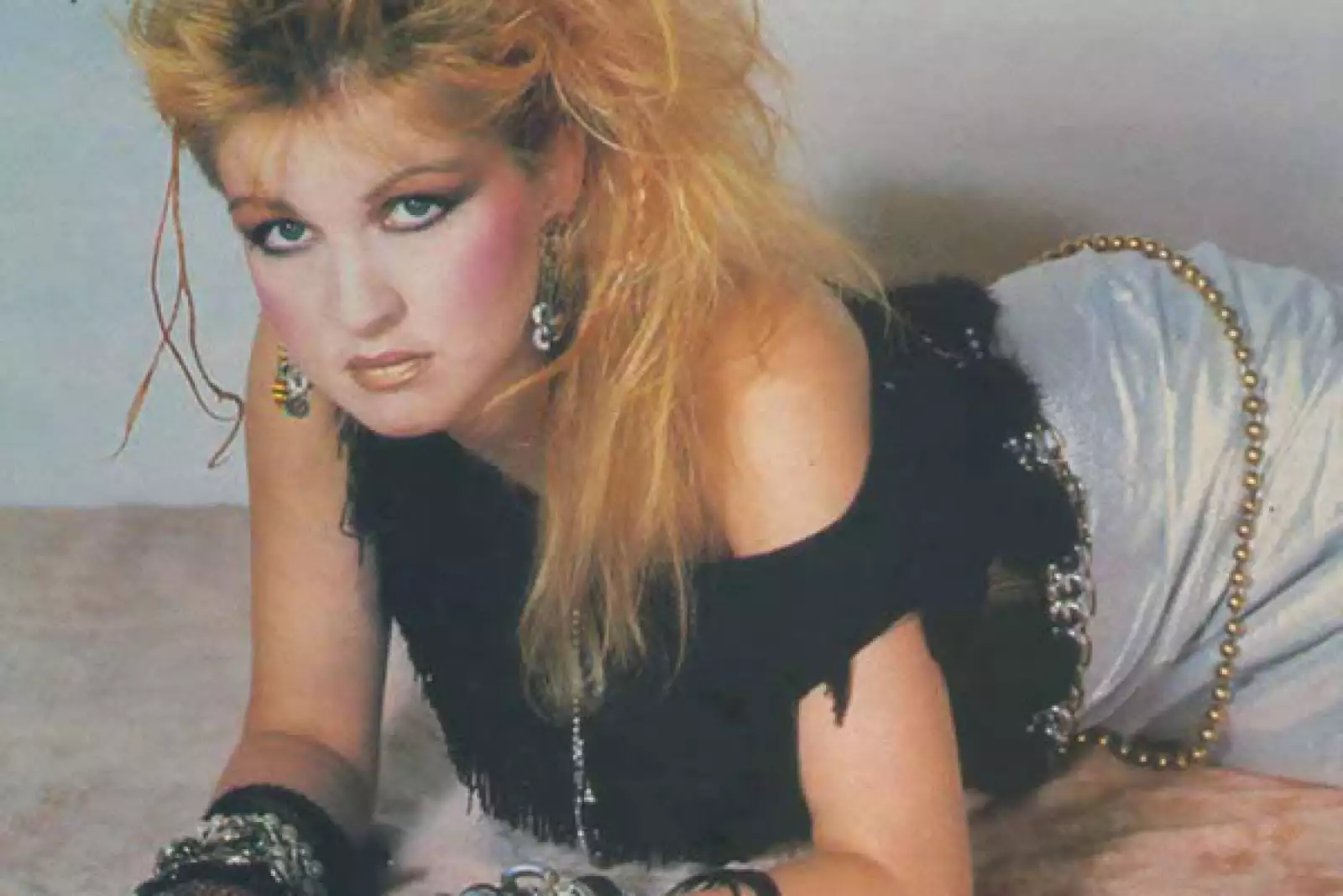 Ombré significa `sombra´ en francés, y antes estaba de moda llevar una sombra oscura en la raíz del pelo y lo demás teñirlo de rubio. Así lo hacía Cyndi Lauper en los 80.