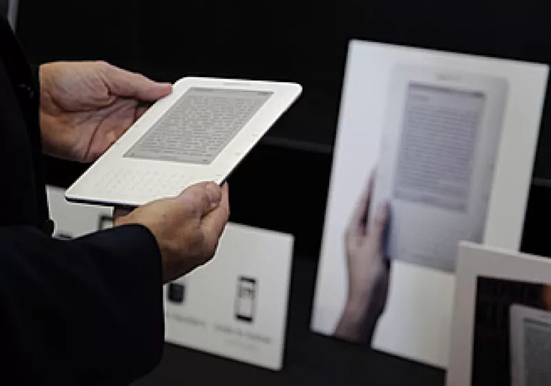 Amazon presentó en el 2007 el Kindle y vende la mayoría de sus libros electrónicos por menos de 9.99 dólares. (Foto: AP)