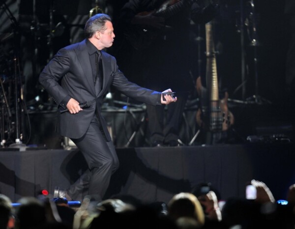 El cantante interpretó sus éxitos y deleitó a más de 20 mil personas.
