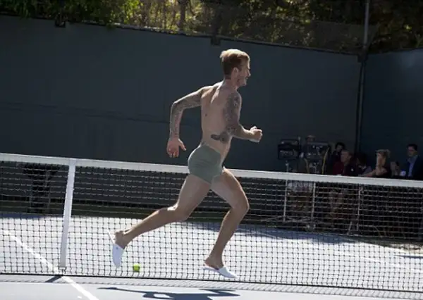 En el spot, el guapo británico tendrá que correr usando sólo ropa interior por las calles de Beverly Hills.
