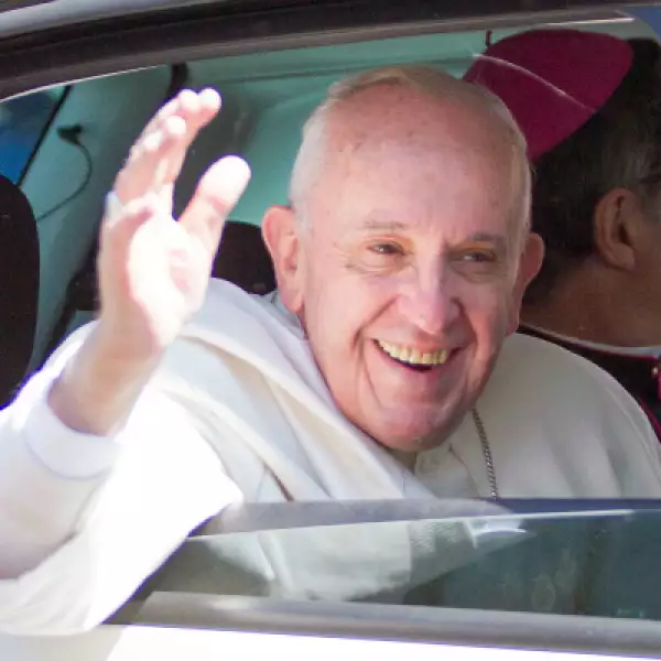 Para regresar a la Nunciatura, Francisco cambió el papamóvil por un Fiat 500L