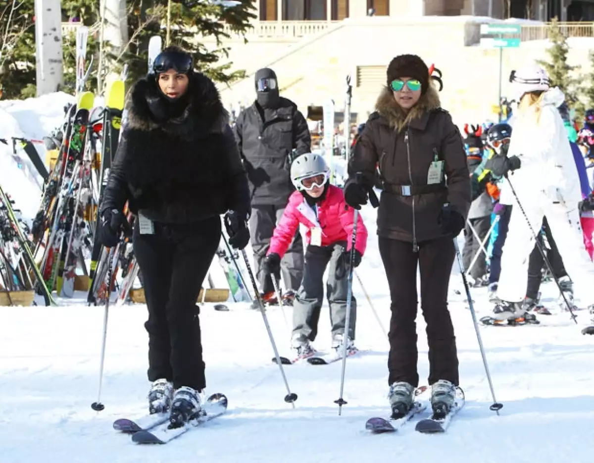 Kim y Kourtney fueron captadas por primera vez hace varios días en Utah. Kanye, al fondo, decidió cubrir su rostro por completo.