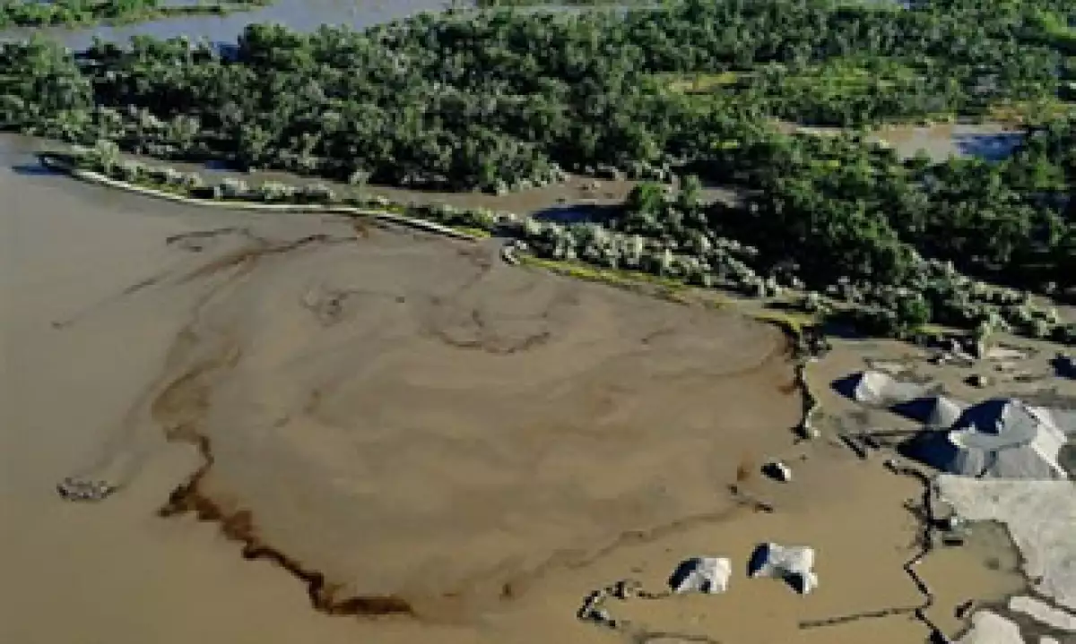 Exxon Mobil calcula que 1,000 barriles de crudo se derramaron en el río Yellowstone. (Foto: AP)