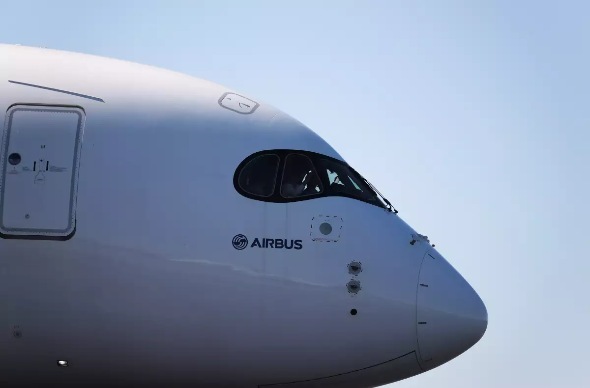 (Avión en la pista de aterrizaje  del AICM)