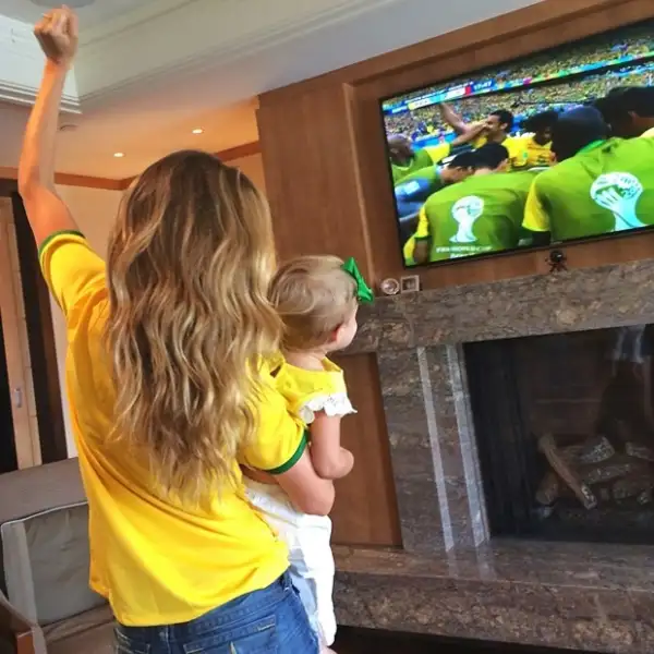 Gisele y su pequeña Vivienne apoyando a Brasil vs Chile hace una semana.
