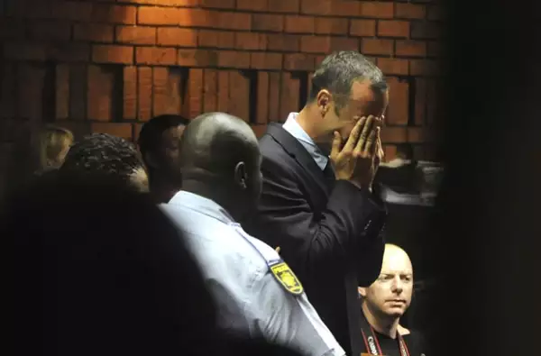 Oscar Pistorius al momento en que se lleva las manos al rostro.