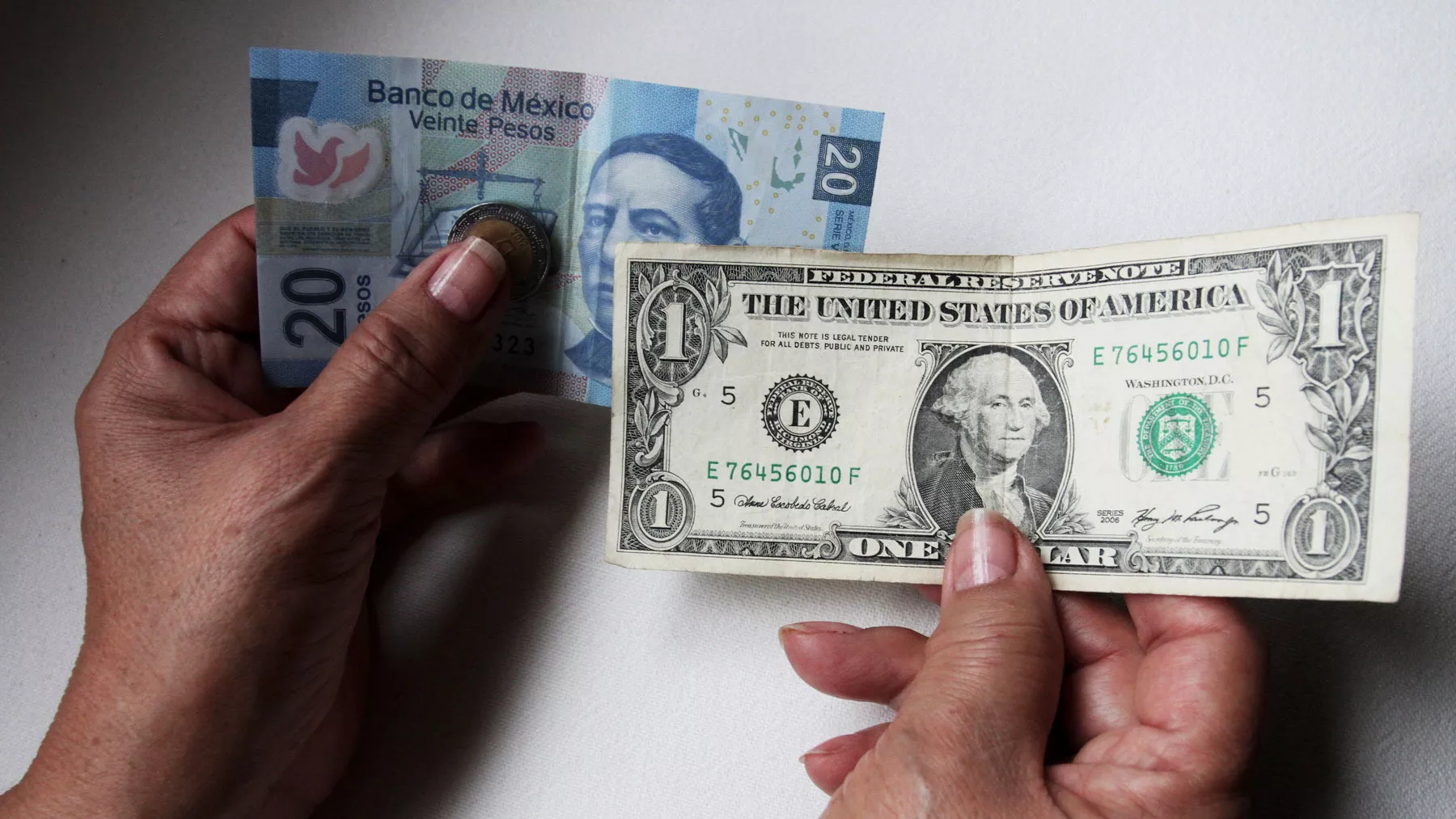 Peso mexicano a dólar hoy, 20 de septiembre, al cierre: retrocede tras decisión del Banco de Japón