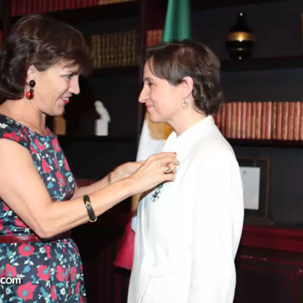 Elisabeth Beton,Carmen Aristegui