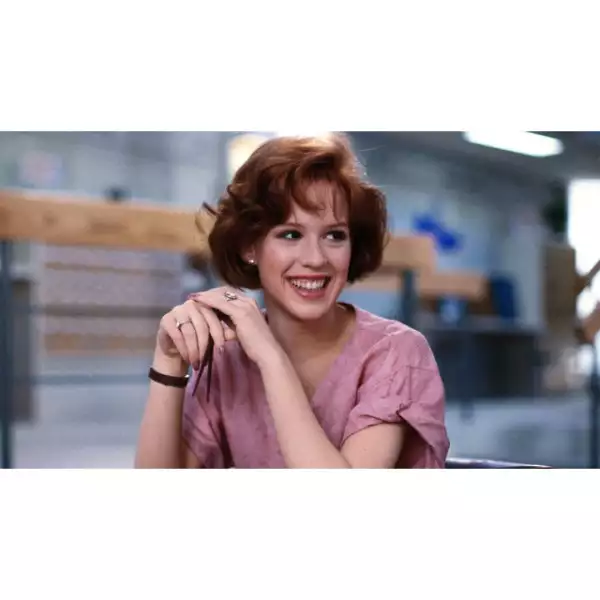 The Breakfast Club-Claire Standish es la típica niña mimada que demuestra a todos su gran habilidad para pintar sus labios de rojo de una manera muy peculiar. Pero también nos demuestra que todos somos del club de los cinco.