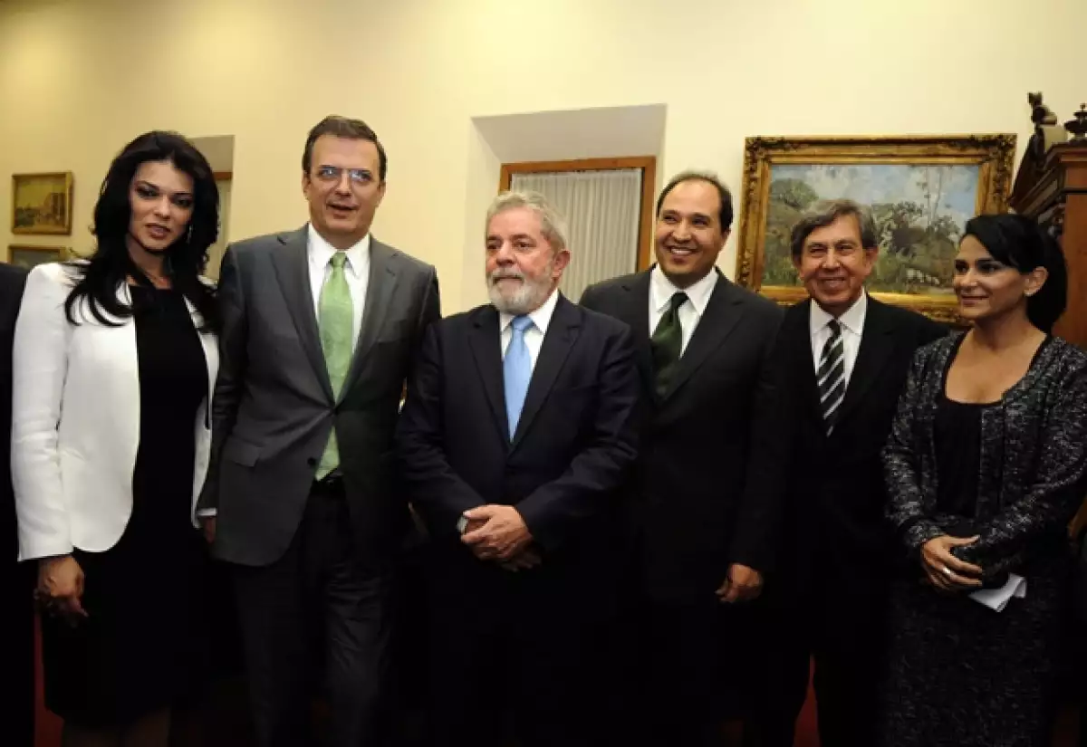 El jefe de Gobierno del Distrito Federal acudió junto con su esposa a la entrega que se hizo de la presea al ex presidente de Brasil, Luis Inácio Lula da Silva.