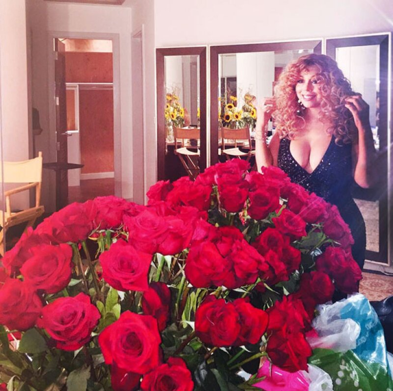 Mariah recibió grandes ramos de rosas en su camerino, que creemos le mandó su nuevo novio, el millonario James Packer.
