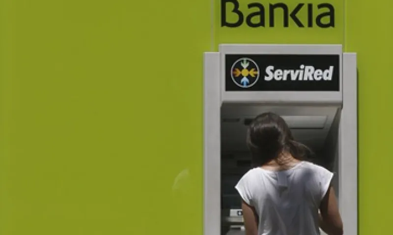 El plan para rescatar a la banca española prohíbe a las empresas incrementos anuales de dividendos y cupones. (Foto: Reuters)