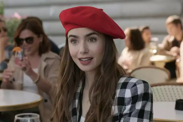 Lily Collins y el elenco de la serie Emily in Paris en la capital francesa