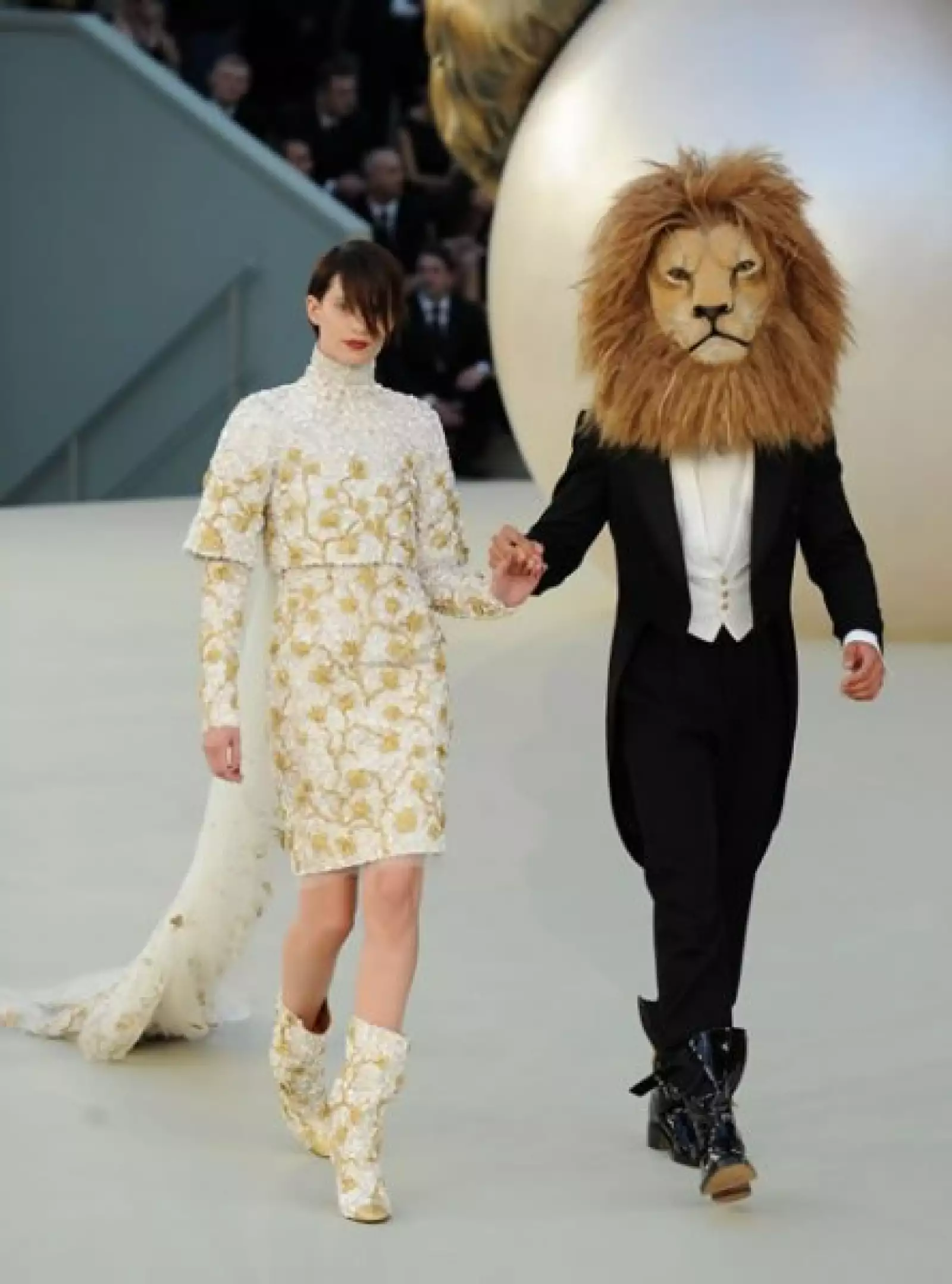 Al final, el modelo Giabaconi Baptiste, con una máscara de león, fue el elegido para acompañar a la modelo que llevó el único diseño de novia.