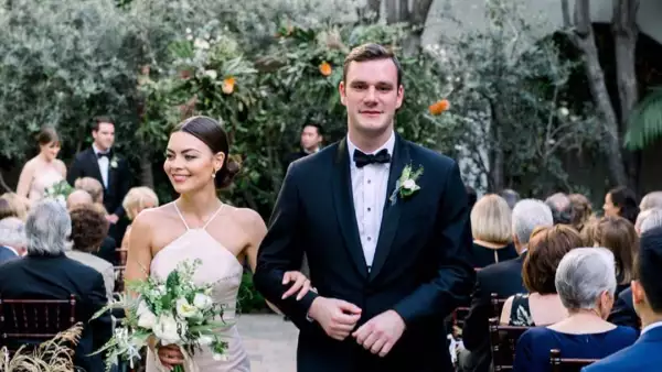 Cooper Hefner y Scarlett Byrne.