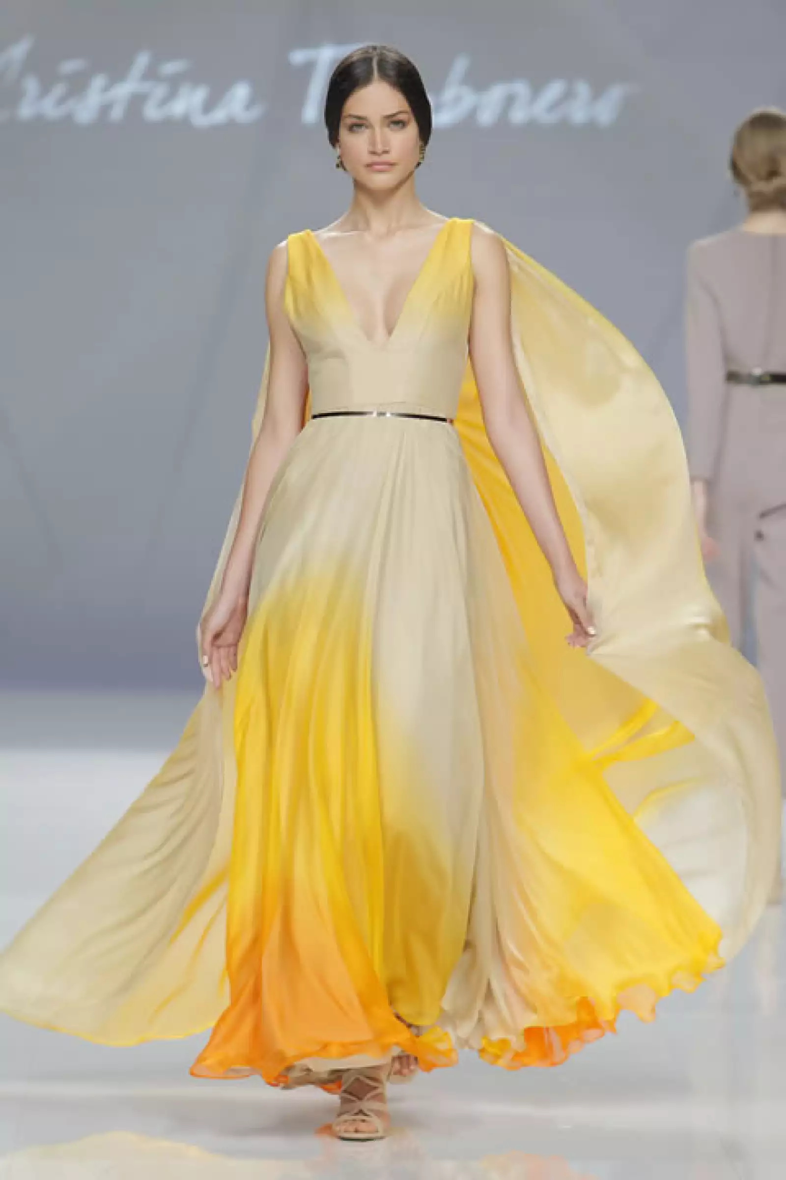 Las faldas vaporosas hacen referencia al viento que pasa por las dunas.