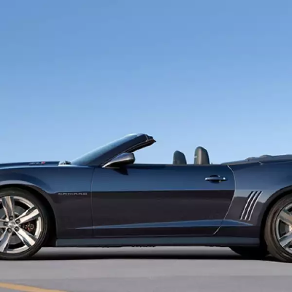 Con el objetivo de igualar el desempeño de su versión de techo rígido, el vehículo equipa el mismo motor LS de 6.2 litros y 480 caballos de fuerza.