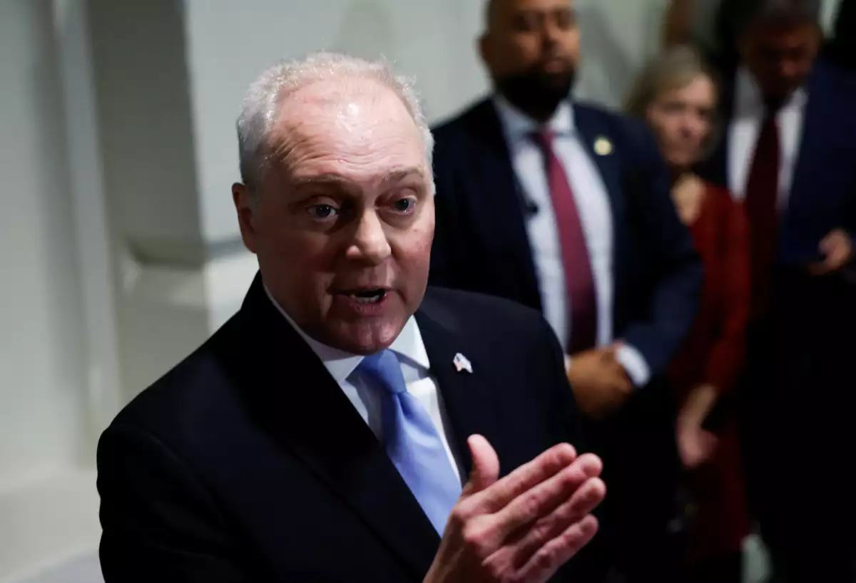 El líder de la mayoría de la Cámara de Representantes, Steve Scalise (R-LA), habla con los medios de comunicación mientras anuncia que está retirando su candidatura a presidente en los EE. UU. Capitolio en Washington, EE. UU., 12 de octubre de 2023.