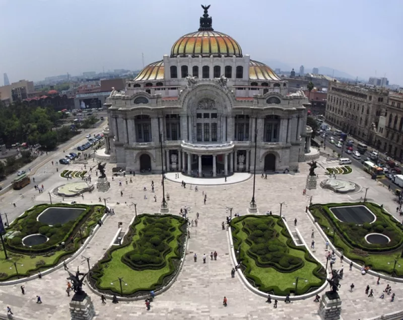 El Palacio de Bellas Artes cumple 80 años, por ello recordamos historias secretas, anécdotas mundanas y momentos de gloria que juntas han dibujado el rostro de este país.