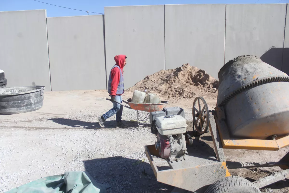 Obreros continúan construyendo barda de seguridad en Comisión Estatal de Seguridad