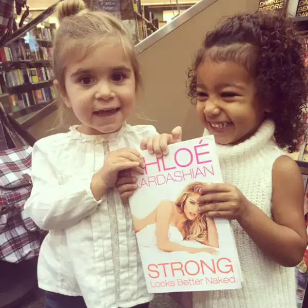 Khloé Kardashian compartió esta tierna imagen de sus sobrinas en su firma de libros.