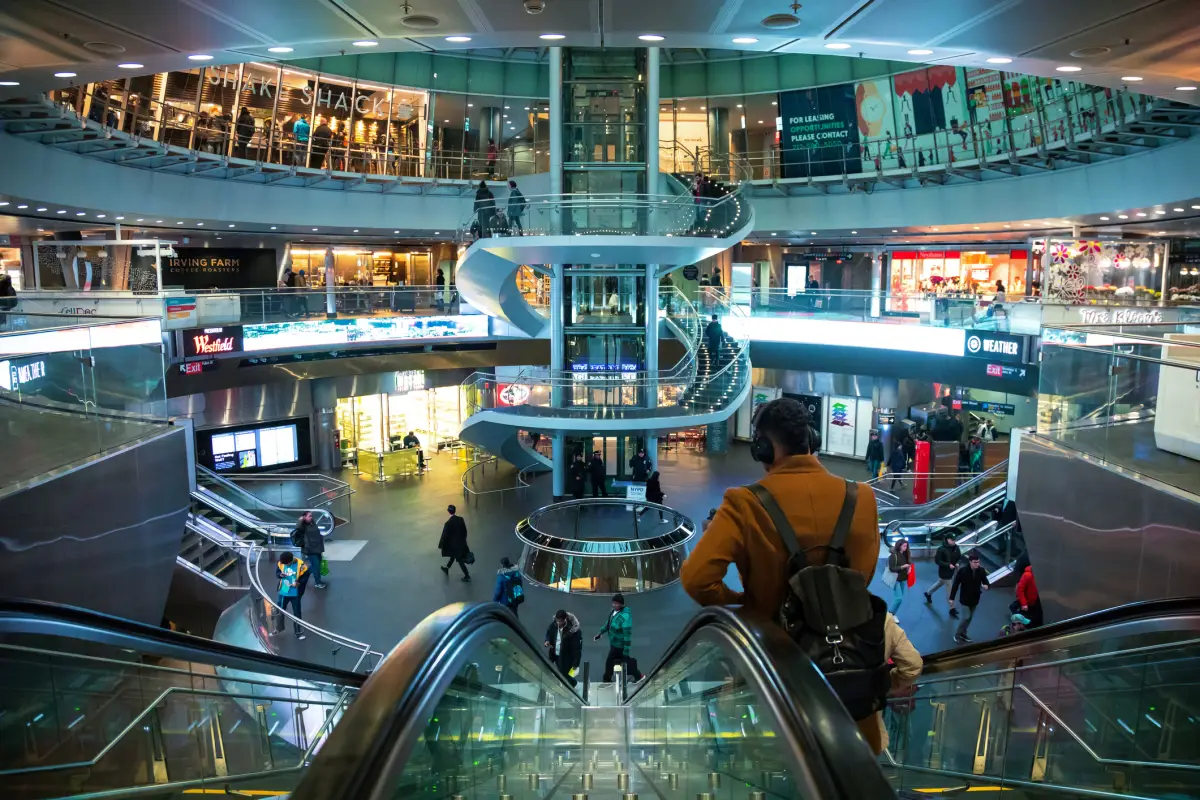 Foto panorámica de un centro comercial en Nueva York. 