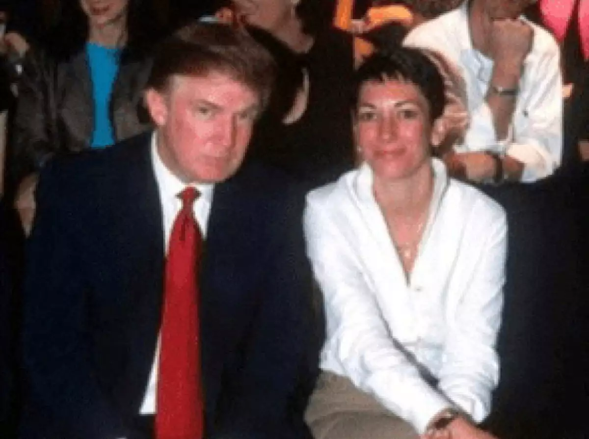 Ghislaine Maxwell y Donald Trump aparecen en esta imagen publicada por el Departamento de Justicia en Washington, D.C., EE. UU., el 23 de diciembre de 2025 como parte de un nuevo tesoro de documentos de sus investigaciones sobre el difunto financiero y delincuente sexual convicto Jeffrey Epstein.
