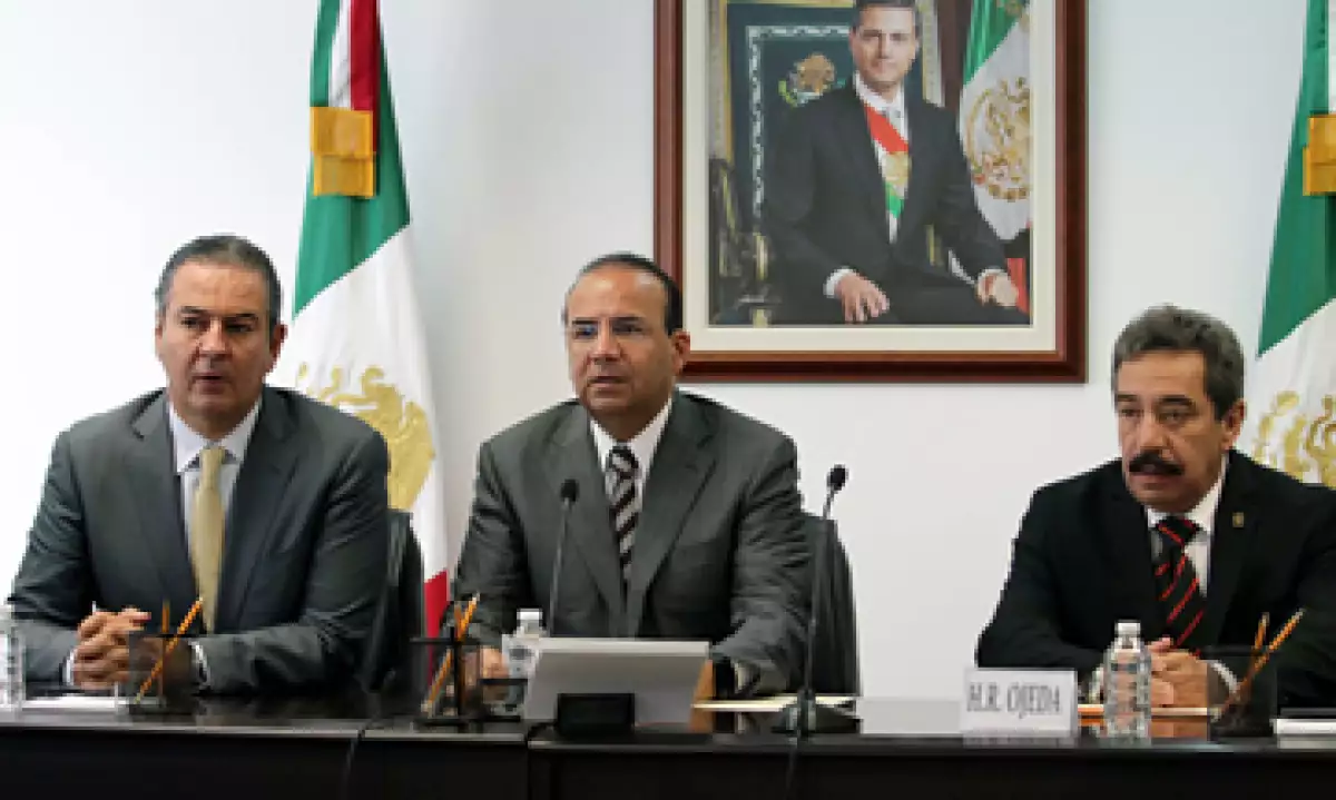 El titular del Trabajo, Alfonso Navarrete (centro), leyó un pronunciamiento firmado con patrones y sindicatos. (Foto: Notimex)