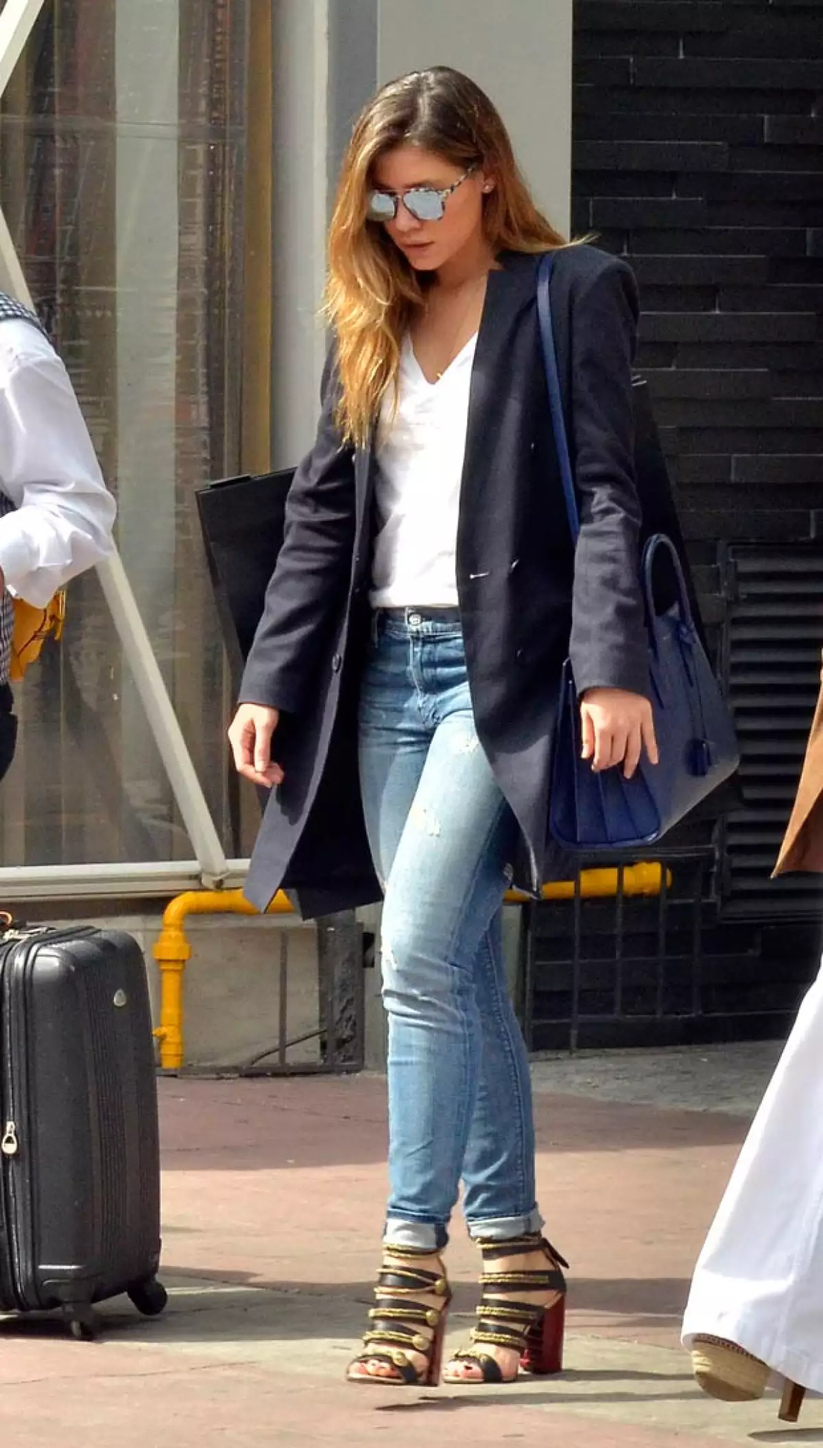 La hija de Luis Miguel lució un look casual durante su paseo.