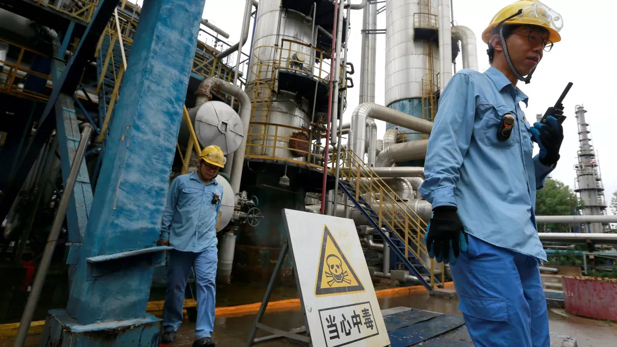 Los precios del petróleo caen a mínimos de dos meses y medio