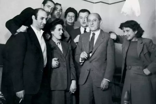 Emerico y Leonora (tomados de la mano) el día de su boda en 1946.