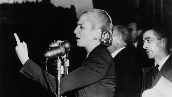 28 de agosto de 1951: Eva Duarte De Perón (1919-1952) pronuncia su discurso electoral durante las manifestaciones de la Federación General del Trabajo, para persuadir al presidente Perón de presentarse a la reelección. (Foto de Keystone/Getty Images)