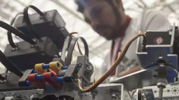 joven ingeniero de robot