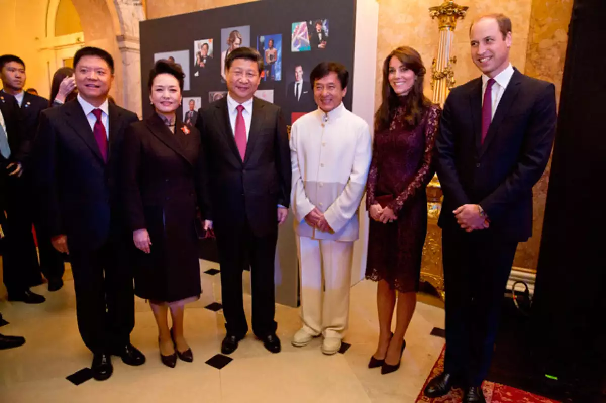 Durante el segundo día de la visita de estado del presidente Xi Jiping y su esposa a Gran Bretaña, la estrella de Kung-Fu se les unió para conocer a los Duques de Cambridge.