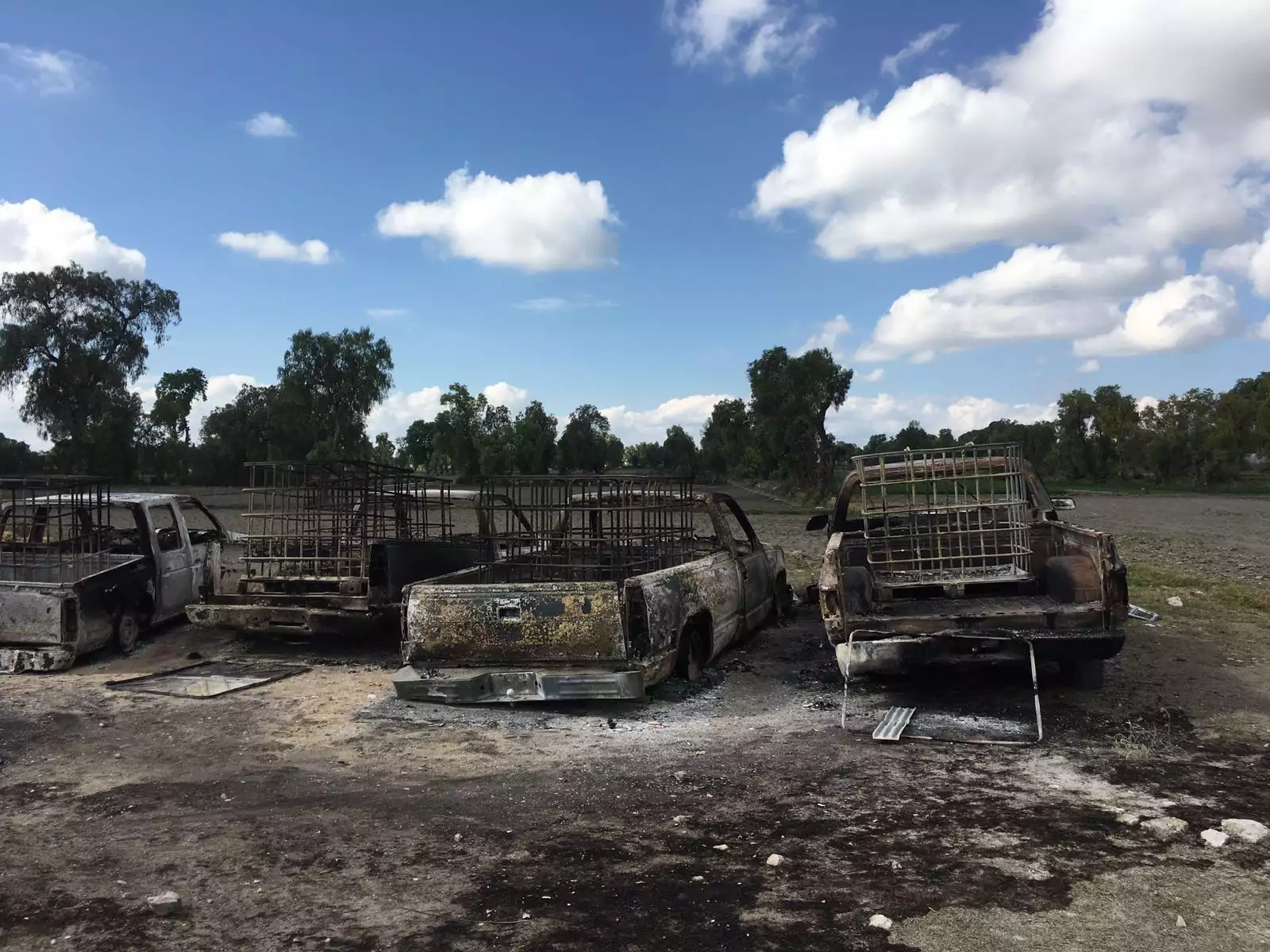 Seis camionetas cargadas de bidones de hidrocarburo se incendiaron cerca de un ducto de Pemex en el municipio de Acatzingo. El 8 de marzo 2016.