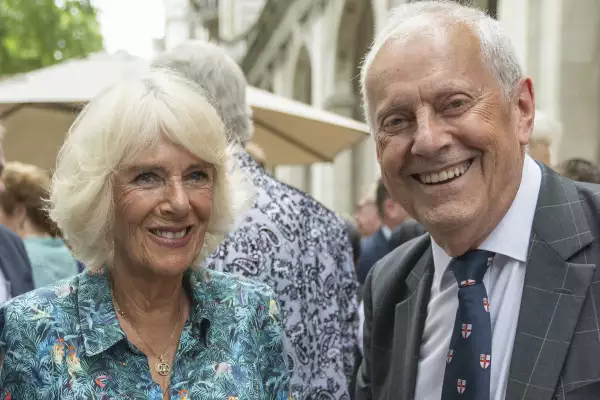 Camila reina consorte y Gyles Brandreth