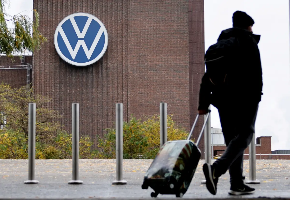 Una persona lleva equipaje cerca de la central eléctrica de Volkswagen en Wolfsburg, Alemania, 30 de octubre de 2024