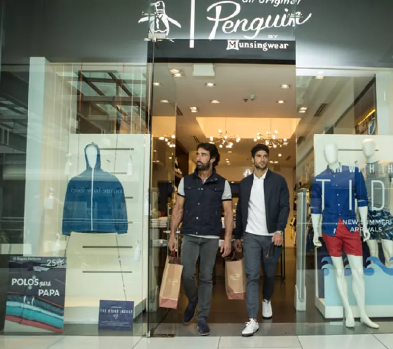 Con motivo del día del padre, Gabriel y Martín Rojo de la vega disfrutaron de una mañana de compras en la boutique de Penguin. Allí escogieron sus looks favoritos y platicamos con el deportista.