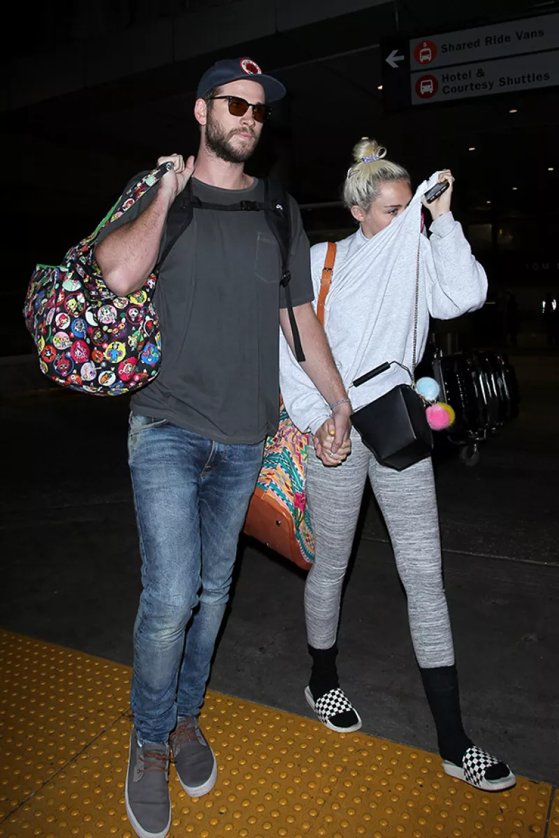 La pareja fue captada tomada de la mano en Los Ángeles, luego de que pasaran unos días juntos en Australia con la familia de él.