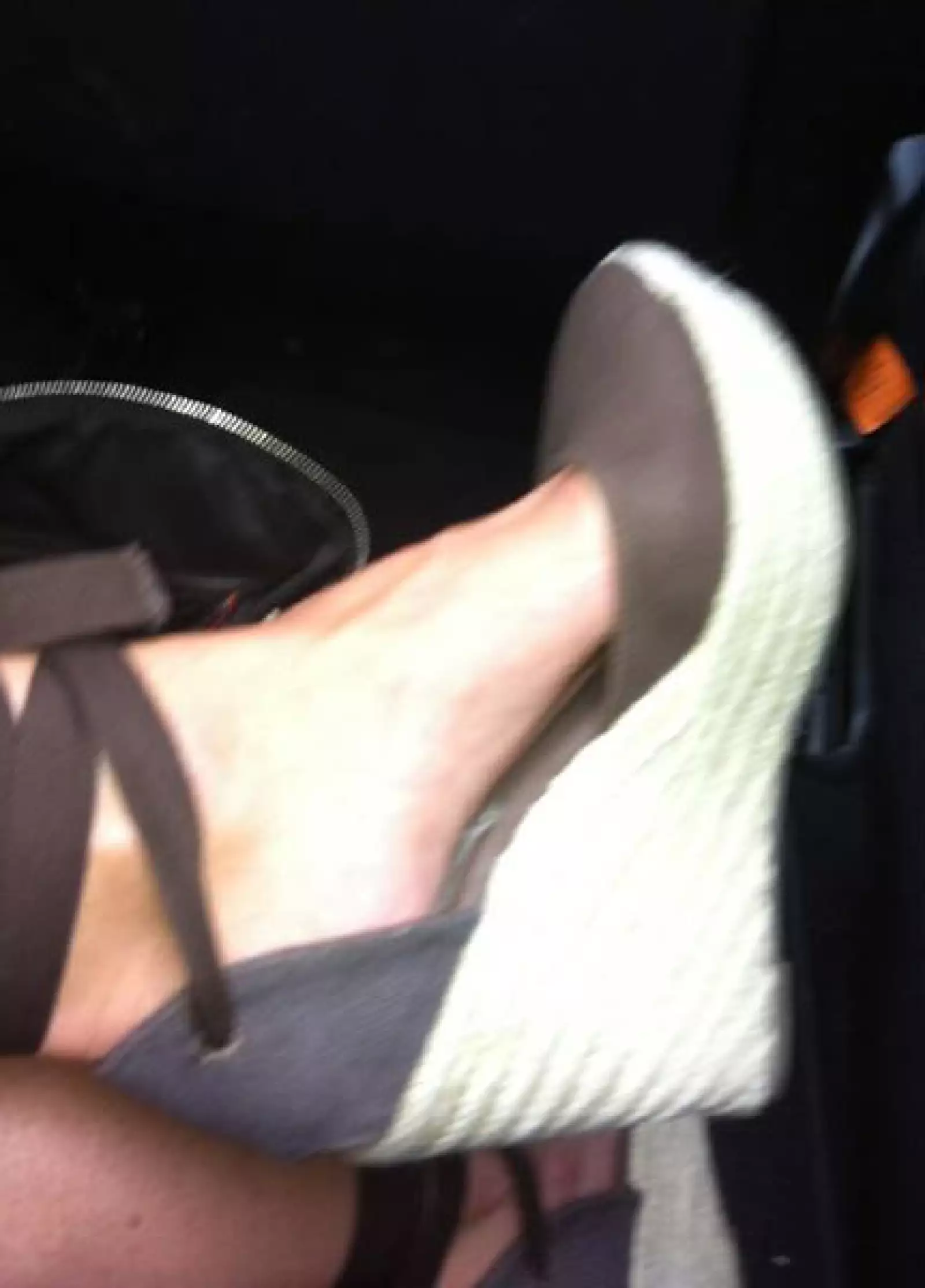 Aunque no pone descripción de sus preciados zapatos, si los usa para dar ánimo, como estos que subió y escribio: Besos a todos los que hoy han sabido sortear un obstáculo...