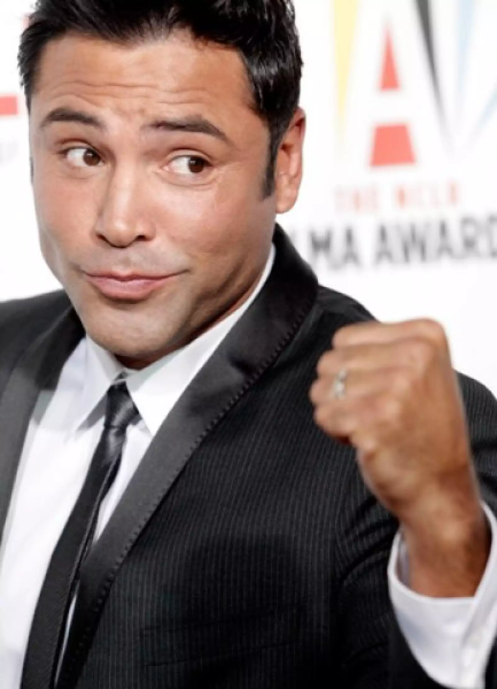 Oscar de la Hoya fue reconocido por su contribución a la transmisión televisiva deportiva en un trofeo que le entregó Edward James Olmos.
