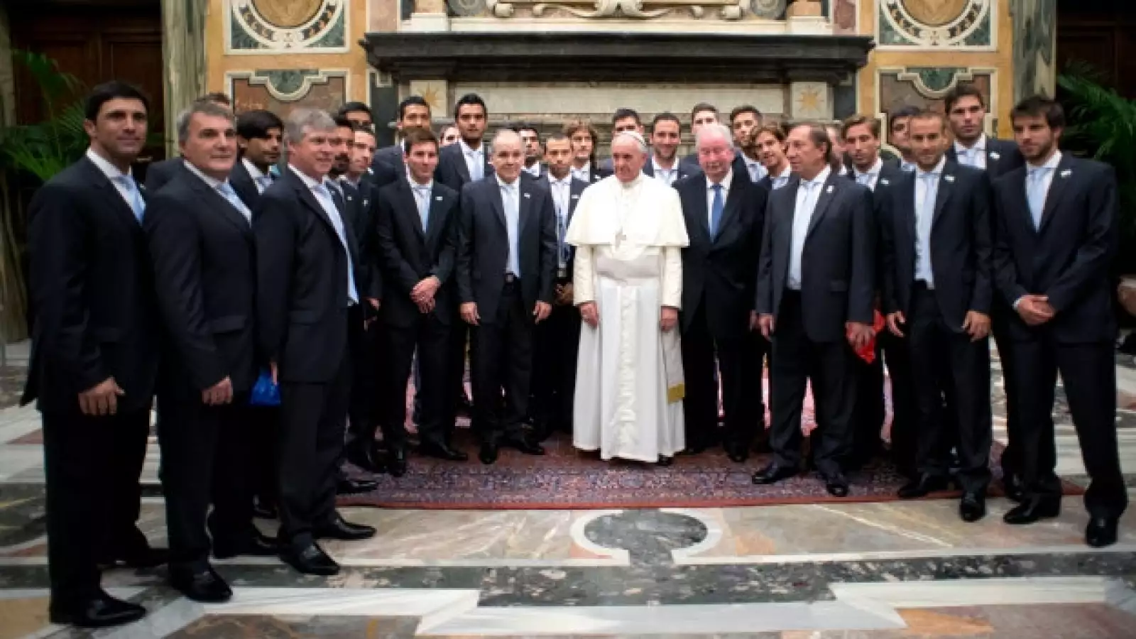 El papa Francisco recibe a futbolistas italianos y argentinos