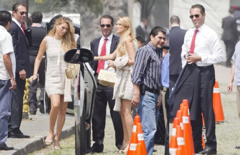 Después de que se dieron en sí en una ceremonia religiosa privada, a donde acudieron solamente familiares, los novios celebraron en un jardín de San Ángel Inn.