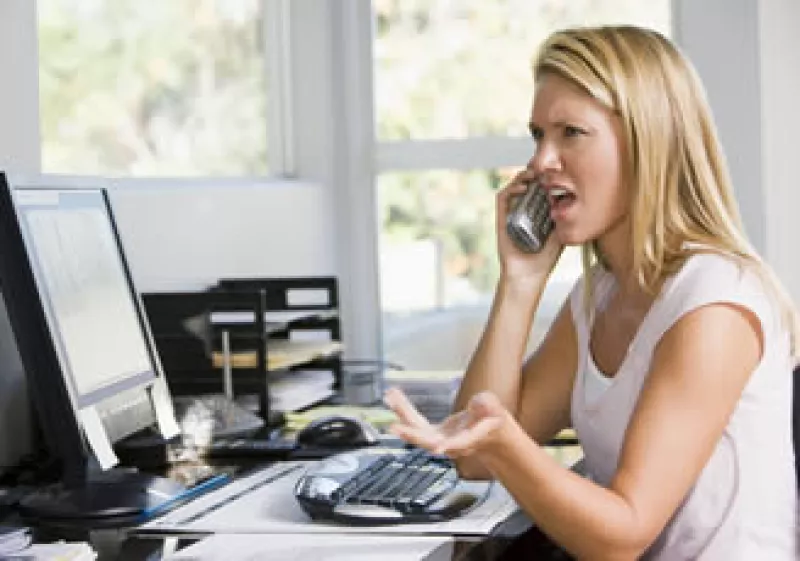 En vez de pelear horas por teléfono, consigue el correo electrónico del CEO de la empresa en su página corporativa y escríbele. (Foto: Photos to go)