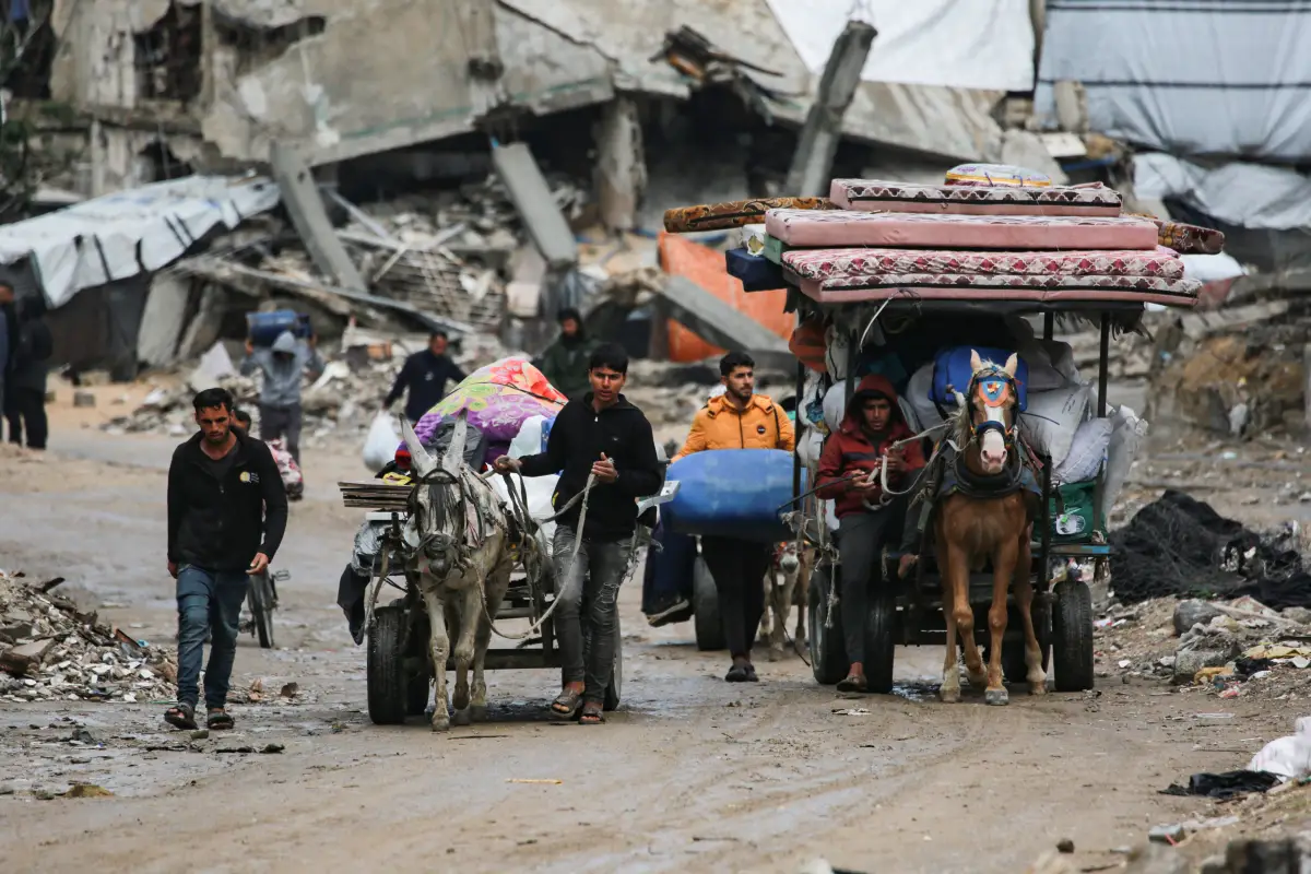Palestinos utilizan un carro tirado por animales para transportar sus pertenencias mientras huyen de Beit Lahia, en el norte de la Franja de Gaza, el 21 de marzo de 2025. 