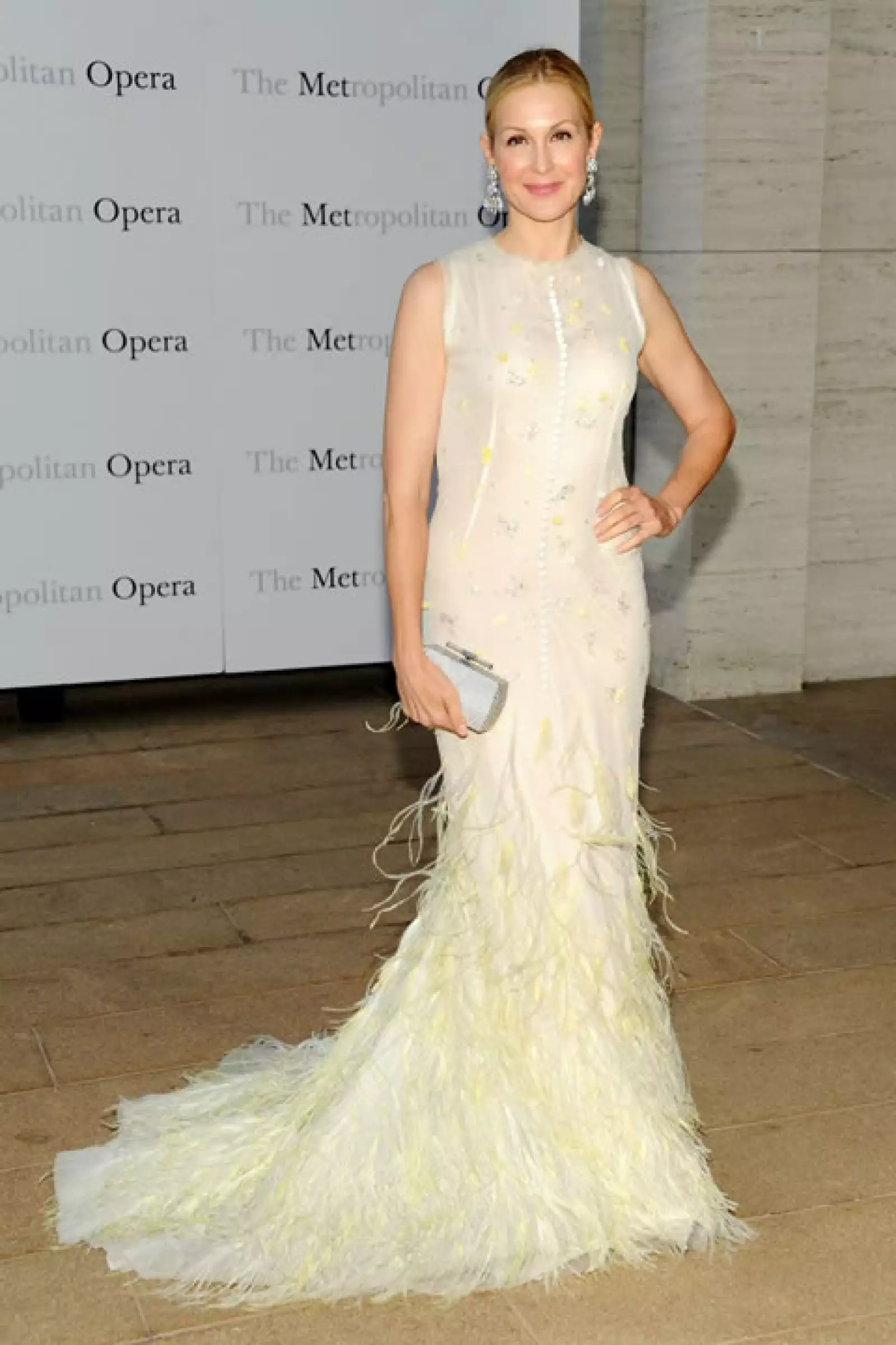 Kelly Rutherford en un elegante diseño beige.