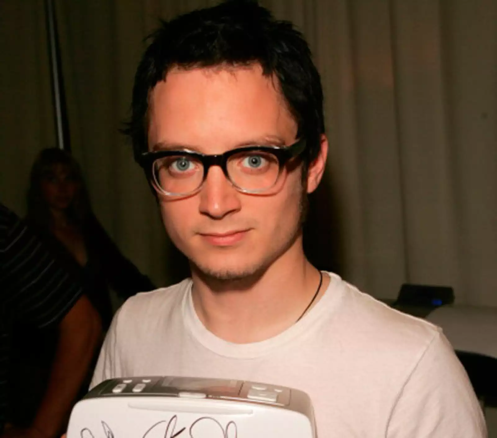 La apariencia infantil de Elijah Wood le ha ayudado a ser todo un traga años.